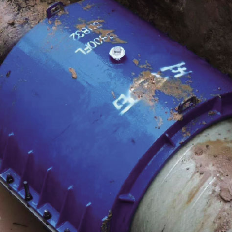 湖北黄梅县自来水公司800玻璃钢管和800钢管法兰漏水抢修